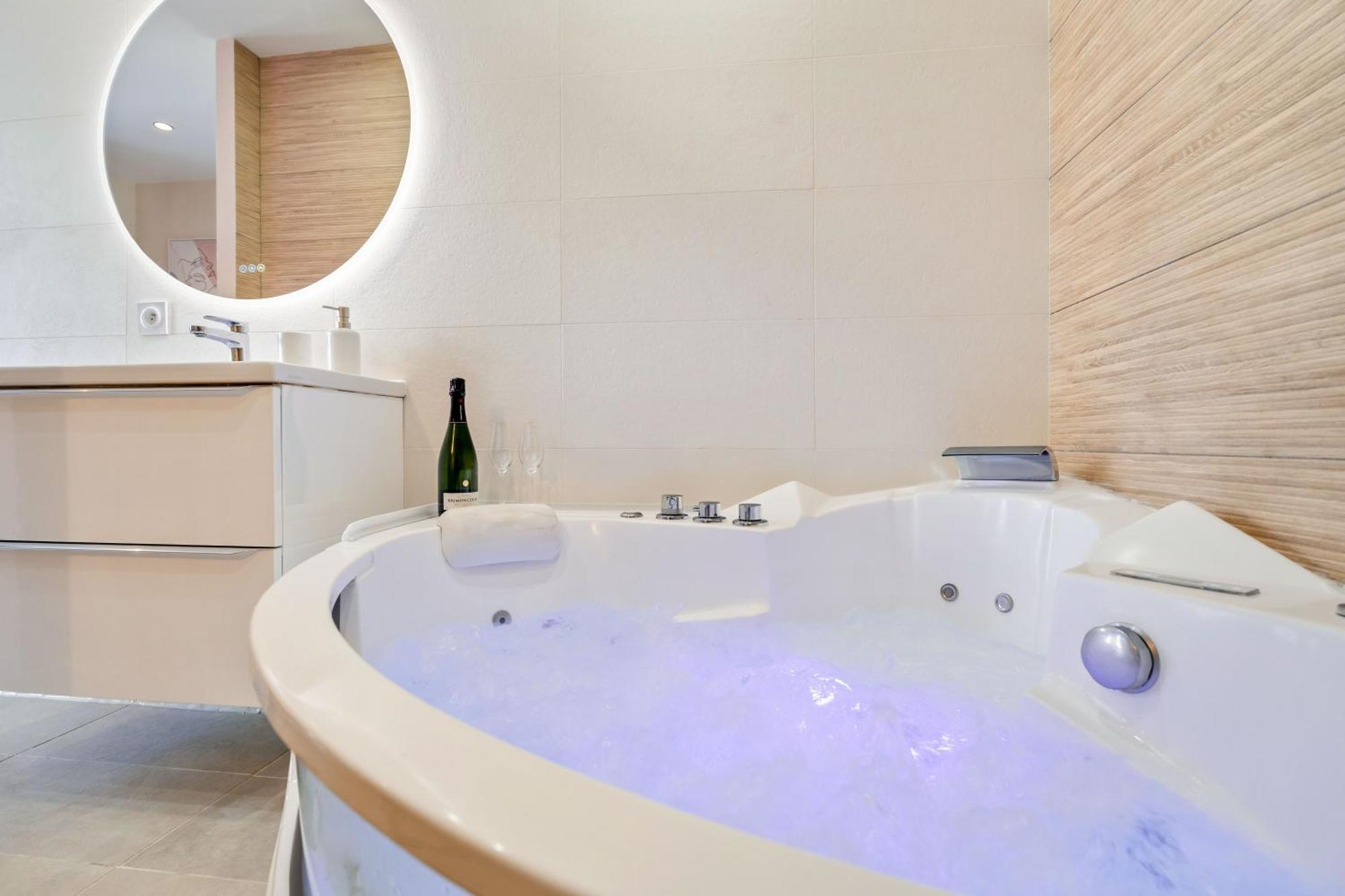 Nice Renting - Love Room Massena - Luxe Room - Jacuzzi - Terrace - King Bed - Ac Eksteriør bilde
