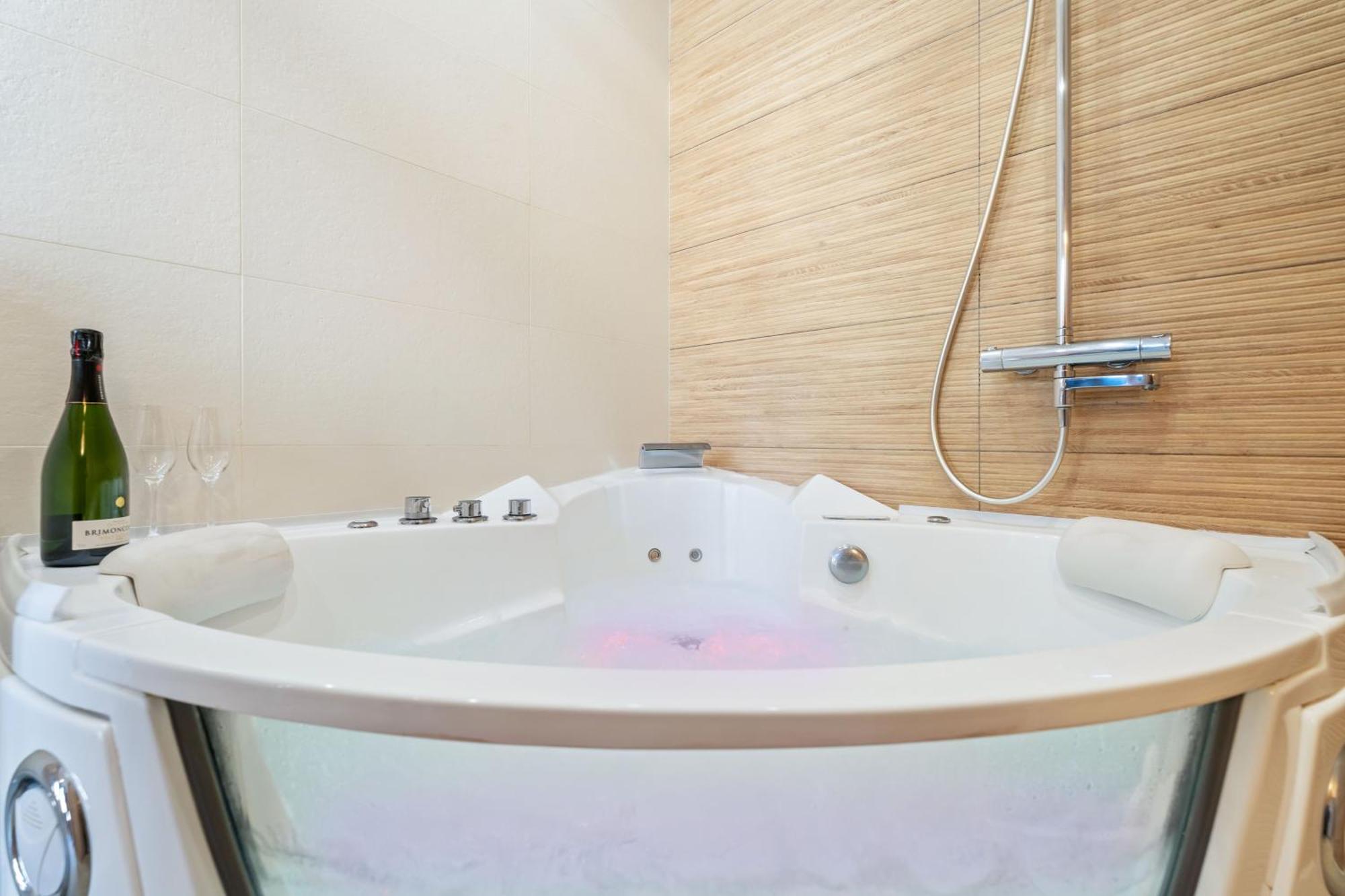 Nice Renting - Love Room Massena - Luxe Room - Jacuzzi - Terrace - King Bed - Ac Eksteriør bilde